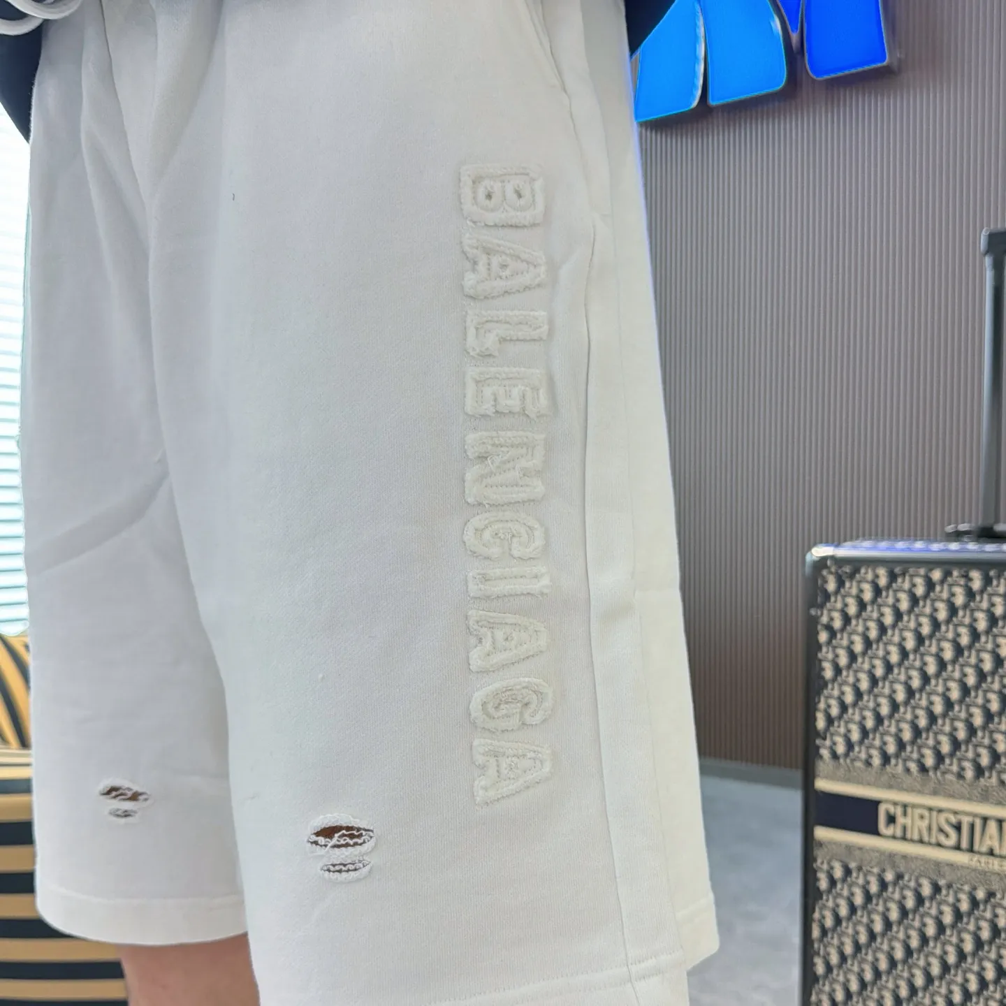 Balenciaga's three-standard complete 2026 summer New Arrival men's casual shorts, advanced custom-made Breathable fabric, Breathable fabric, extremely stretchy and comfortable, impeccable details, top-grade accessories, original logo design concept, delicate and soft feel! The upper body fit is awesome! Size: M-XXXL Please state your height and weight when ordering